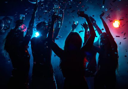 Cómo transformar tu maquillaje de día en un look de noche sofisticado y fácil