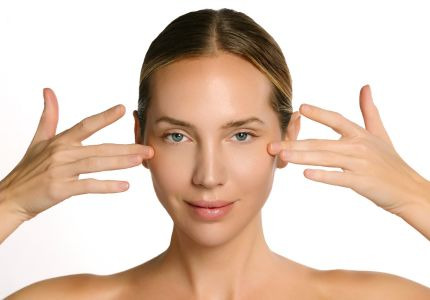 Labios y piel jugosa tipo Hailey Bieber: Cómo lograr el look “glazed” con Gisèle Denis