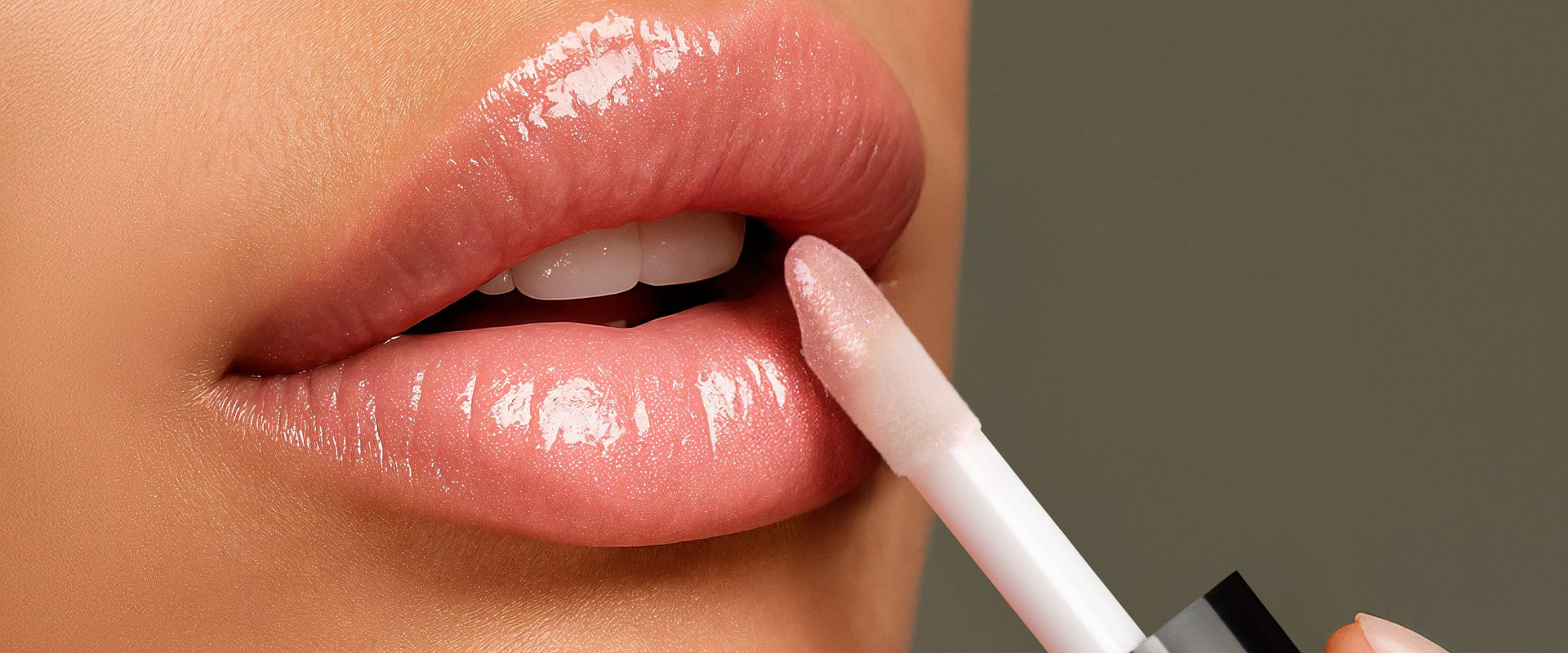 Labios con volumen sin retoques: cómo usar gloss voluminizador a diario