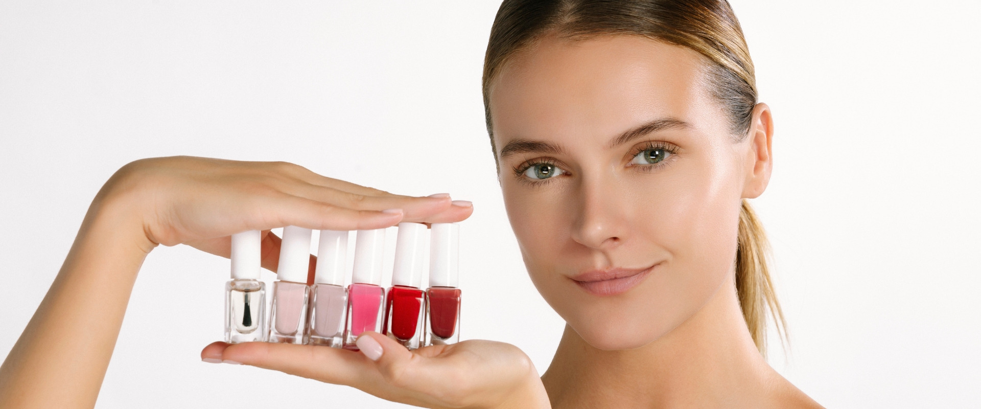 Manicura francesa de colores: elegancia con un twist moderno